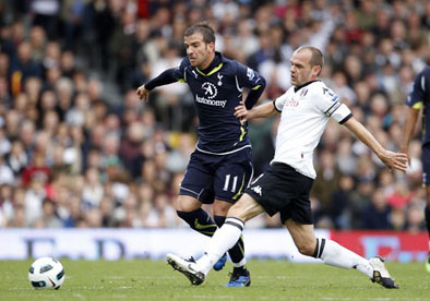 Danny Murphy_Fulham_and Tottenham Rafael Van Der Vaart in action